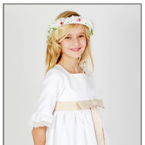 Robe de communion en piqué blanc, taille haute et nœud en soie beige. Robe de communion sur mesure.