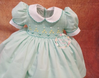 Smocking dress handmade in Spain, high quality baby smocked dress. Front and back smocked dresses, mint cotton satin scallops collar cuff