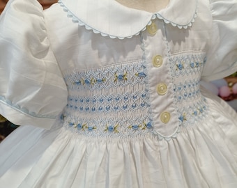 Robe nid d'abeille brodée main, devant et dos, artisanat espagnol. Robe de luxe en tricot smocké pour fille. Satin de coton blanc rayé