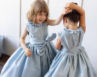 Robe fille pour une cérémonie classique et élégante. Soie douce ivoire avec ceinture beige. Gros noeud. Sans manches. Robe de mariée longue fille.Cancan