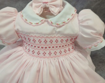 Smocking dress handmade in Spain, high quality baby smocked dress. Front and back smocked dresses, baby pink pique scallops collar cuff