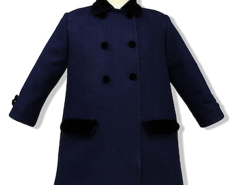 Cappotto per bambini modello classico inglese, in tessuto blu navy con ornamenti in velluto navy. Cappotto unisex modello inglese in lana