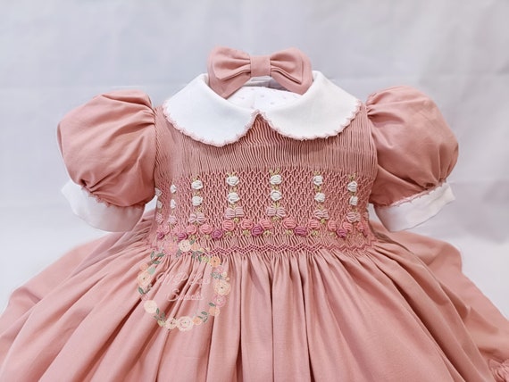 Smocking dress handmade in Spain, high quality baby smocked dress. Front and back smocked dresses, blush cotton viyella scallops collar cuff