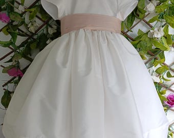 Classico ed elegante abito da damigella per un matrimonio reale. Morbida seta avorio con fascia plissettata. Fiocco. Maniche ampie. Sottoveste.