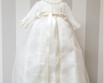 Abito da battesimo in organza avorio con pieghe e pizzo. Maniche lunghe. Cuffietta applicata. Classico abito da battesimo spagnolo fatto a mano.