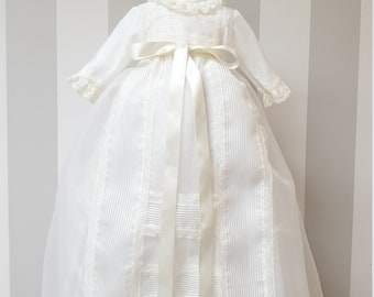 Jupe de baptême en organza ivoire avec liens et dentelle. Manche longue. Hotte intégrée. Robe de baptême espagnole classique faite à la main