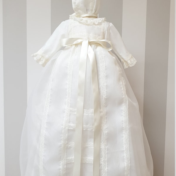 Jupe de baptême en organza ivoire avec liens et dentelle. Manche longue. Hotte intégrée. Robe de baptême espagnole classique faite à la main