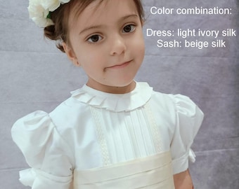 Flower girl dress Pippas Middelton wedding dress model. Royal wedding girl dresses. Whole Ivory silk . Knee classic flower girl dress cancan