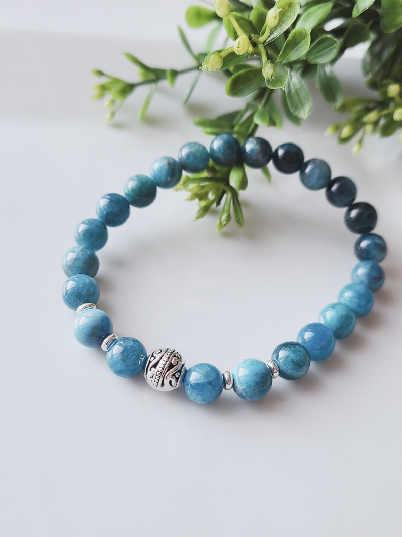 Bracelet en pierres Apatite bleue naturelle fait main au Québec pierres 8mm pierre semi-précieuse-cadeau femme image 3