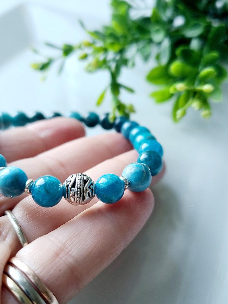 Bracelet en pierres Apatite bleue naturelle fait main au Québec pierres 8mm pierre semi-précieuse-cadeau femme image 2