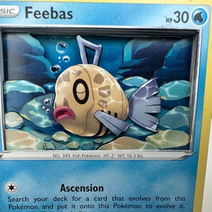 Puede incluir: Carta coleccionable de Pokémon Feebas con un diseño en capas 3D. La carta presenta un pez marrón y azul con boca rosa y aleta. El fondo muestra una escena submarina con burbujas y rocas. La carta mide 5,08 cm de alto y pesa 7,39 kg.