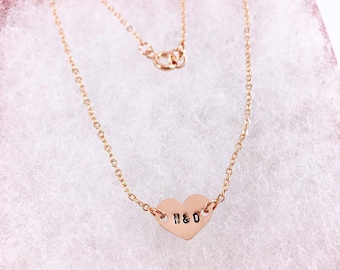 Collar de corazón de oro rosa personalizado, collar del corazón, collar estampado, corazón estampado, collar inicial, collar de fecha