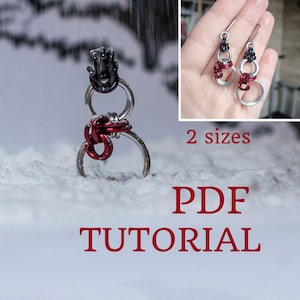 Op de afbeelding: Handgemaakte oorbellen met zilveren ringen en rode en zwarte accenten. De afbeelding toont ook een kleine sneeuwpop gemaakt van vergelijkbare materialen. De tekst op de afbeelding luidt "2 maten" en "PDF TUTORIAL".