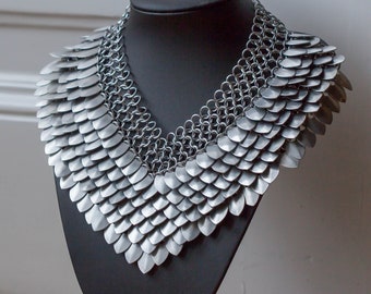 Chainmaille collar - collar enorme - collar de dragón - collar de escala de dragón - collar V plata - cadena maille - scalemale