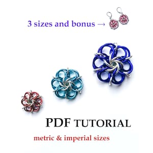 Könnte beinhalten: Drei Kettengeflecht-Blumenkomponenten in Rot, Türkis und Blau sowie ein Paar passende Ohrringe. Text: 3 sizes and bonus, PDF TUTORIAL, metric & imperial sizes. Die Komponenten sind in einer diagonalen Linie auf weißem Grund angeordnet.