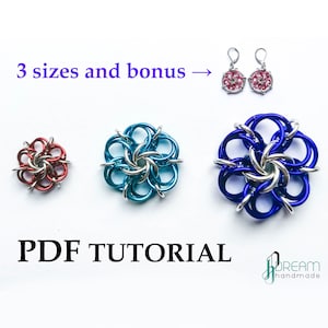 Puede incluir: Tres tamaños de un colgante de flor de malla de cadena plateado y azul, una versión roja más pequeña y un par de pendientes con un diseño de flor de malla de cadena plateado y rosa. El texto "3 sizes and bonus" y "PDF TUTORIAL" es visible en la imagen.