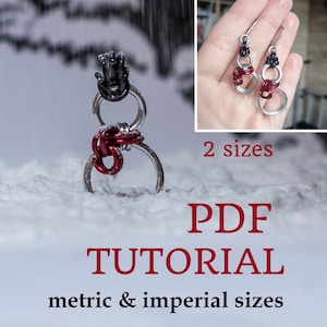 Può includere: Un tutorial in PDF per creare orecchini in maglia metallica con un design a forma di pupazzo di neve realizzato con anelli in metallo argento, nero e rosso. Il testo 2 sizes, PDF TUTORIAL e metric & imperial sizes è stampato sull'immagine.