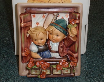 Vacation Time Goebel Hummel Figurine #125 TMK7 Cute Hanging Wall