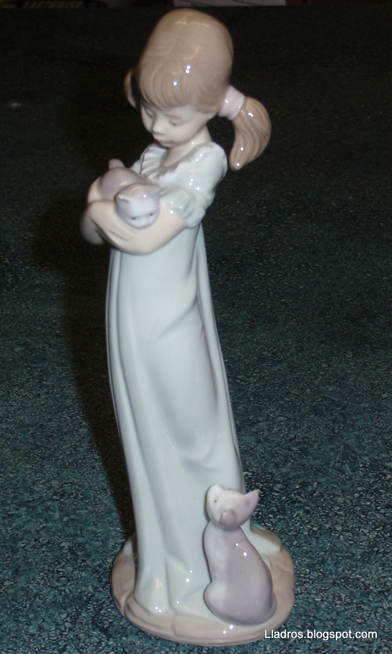 Don't Forget Me Lladro Collectible Figurine #5743 Little Girl With