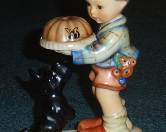 陶器製少年フィギュア バスケット付き　Goebel 陶器製少年フィギュア バスケット付き Goebel