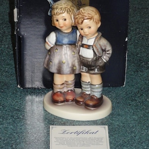 Figura de Goebel Hummel La Pequeña Pareja n.° 449 TMK7 Regalo - Nuevo con caja original - ¡Lindo regalo coleccionable de Navidad o cumpleaños!