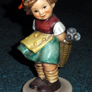 Figura de Hummel de Goebel, n.° 377: Niña con cesta de flores azules. ¡Un bonito artículo de colección, ideal como regalo de verano o de cumpleaños!