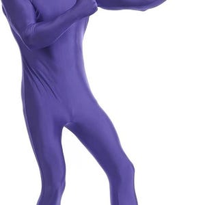 Può includere: Una tuta integrale in spandex di colore viola tinta unita che copre tutto il corpo, inclusi testa, mani e piedi. Il capo presenta un design senza cuciture con un cappuccio che lascia il viso scoperto, offrendo una vestibilità uniforme.