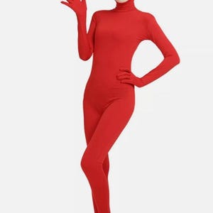 Kaliningradda bir kecha-kunduzlik Ayol erkakni qollari bilan silkitadi