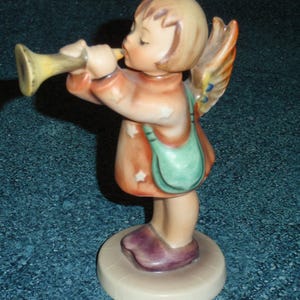 Kolekcjonerska figurka aniołka Goebel Hummel „Mały Gabriel” z rogiem nr 32 TMK5 – uroczy prezent!