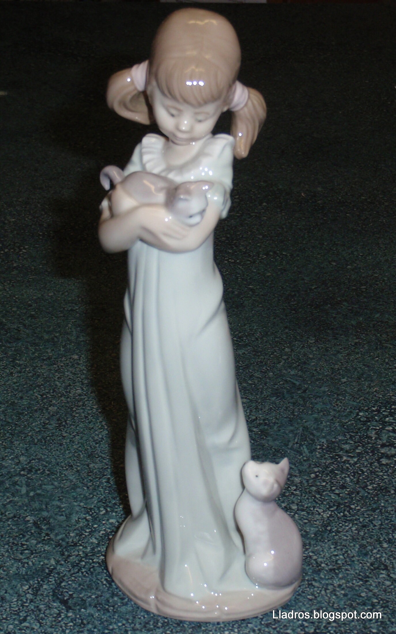 Don't Forget Me Lladro Collectible Figurine #5743 Little Girl With