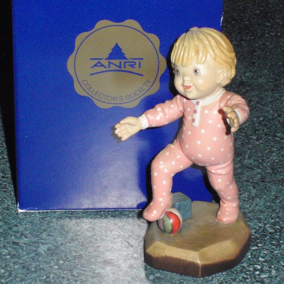 Anri Club #57901 サラ・ケイ フィギュア「On My Own」 ピンクの女の子