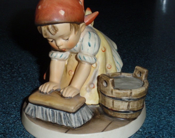 Big House Cleaning Goebel Hummel Figurine 363 MINT CONDITION Little