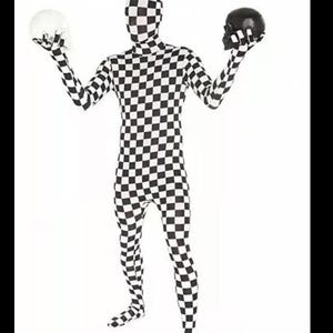 Może przedstawiać: Osoba ubrana w czarno-biały, kratkowany kombinezon. Osoba trzyma białą kulę w jednej ręce i czarną kulę w drugiej.