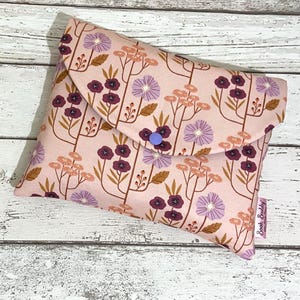 Pochette Floral Trellis Book Buddy, copertina per libro Peach Meadow, borsa per amanti dei libri primaverili, custodia per libro floreale lilla, regali per la festa della mamma