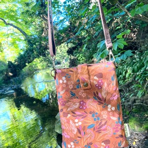 Hedgehog Woods Carry Me Book Buddy®, custodia a tracolla per libri, regalo per lei, borsa a tracolla Woodland, accessori per amanti dei libri