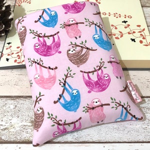 Pink Sloth Book Buddy, astuccio imbottito con copertina flessibile, regalo per lettori lenti, piccola borsa per libri, graziosa custodia per libri, copertina imbottita per libri, bradipi acquerellati