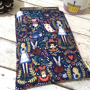 Alice Book Buddy® métallique, pochette pour livre aux dimensions personnalisées, livre cadeau pour elle, cartable bleu marine pays des merveilles, pochette de livre rembourrée, cadeaux pour les rats de bibliothèque image 4