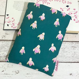 Pink Turtles Book Buddy, Copertina per libro delle vacanze, Regalo per lettori amanti dei libri, Accessorio per Instagram, Custodia imbottita per libri Sealife, Letture da spiaggia