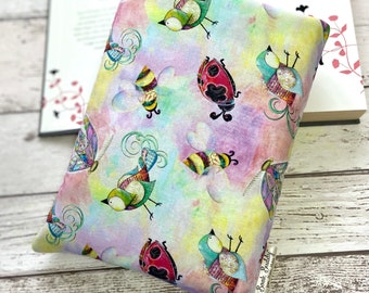 In The Meadow Book Buddy, Jolie pochette de livre pastel, Cadeau de livre Bees Ladybirds, Pochette de livre budgétaire, Couverture de livre d’abeilles, Accessoire Bookish Shelfie