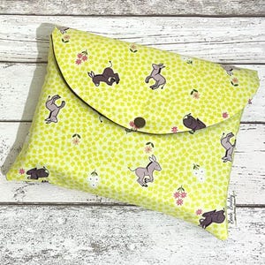 Little Donkey Book Buddy Clutch, copertina per libro Lemon Meadow, regalo per amanti dei libri primaverili, custodia floreale per libri, regali per la festa della mamma, fiori gialli e rosa
