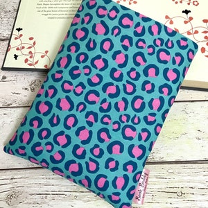 Neon Jungle Book Buddy, copertina del libro con macchie di leopardo, regalo per gli amanti dei libri, custodia per libri sulla fauna selvatica, copertina del libro con stampa di animali, borsa rosa verde acqua per topi di biblioteca