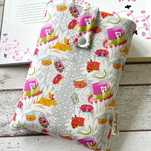 Mad Hatter Book Buddy®, custodia per libri di dimensioni personalizzate, regalo di libri per lei, borsa per libri Bright Wonderland, custodia imbottita per libri, regali Alice per amanti dei libri
