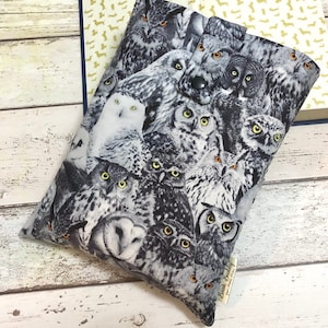 Copain de livre Grey Owl, pochette de livre rembourrée, cadeau livre fantastique, pochette de livre au choix, couverture de livre de luxe, accessoires livresques, yeux de chouette