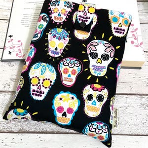 Neon Skulls Book Buddy, custodia per libri con scheletro arcobaleno, copertina luminosa per libri con teschio, regalo per lettori glitterati, divertenti accessori per Halloween