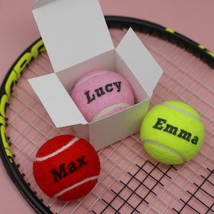 Ein personalisierter farbiger Tennisball in einer Box