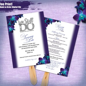 Könnte beinhalten: Ein lila-silberner Hochzeitfächer mit floralem Design und dem Text "We Still Do" zu Ehren von 20 Jahren Ehe. Der Fächer enthält auch die Namen des Paares, Tammy und Pete, das Hochzeitsdatum, den 22. Mai 2018, und den Ort, Dreams Puerto Adventures, Mexiko.