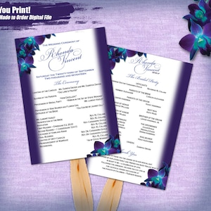 Pode incluir: Um leque de programa de cerimônia de casamento roxo e branco com um design de orquídea azul. O programa lista a ordem da cerimônia de casamento, os oficiais, a festa nupcial e os pais da noiva e do noivo. O texto diz "Rhonda Vincent" e "A festa nupcial".