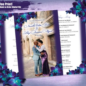 Könnte beinhalten: Ein Hochzeitsprogramm mit einem violetten und blauen Blumendesign. Das Programm enthält die Namen des Brautpaares, Nanishka Colette Greer und Lloyd Dametrius Myzard, sowie das Datum der Hochzeit, 5/22/22. Das Programm listet auch die Namen der Hochzeitsgesellschaft auf.