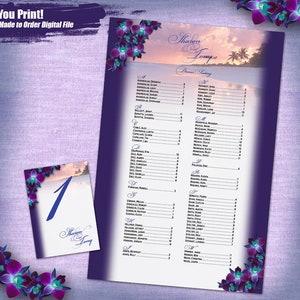Puede incluir: Un plano de asientos de boda con fondo morado y blanco. El plano enumera los nombres de los invitados y sus mesas asignadas. El plano está decorado con orquídeas moradas y una escena de puesta de sol.