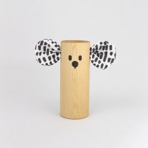 Sonajero de madera y orejas de algodón blanco y negro para bebé